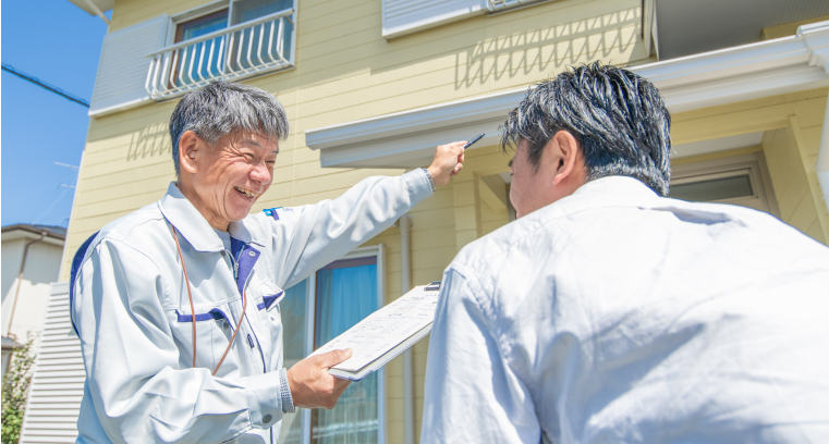 作業員が施主に説明をしている場面